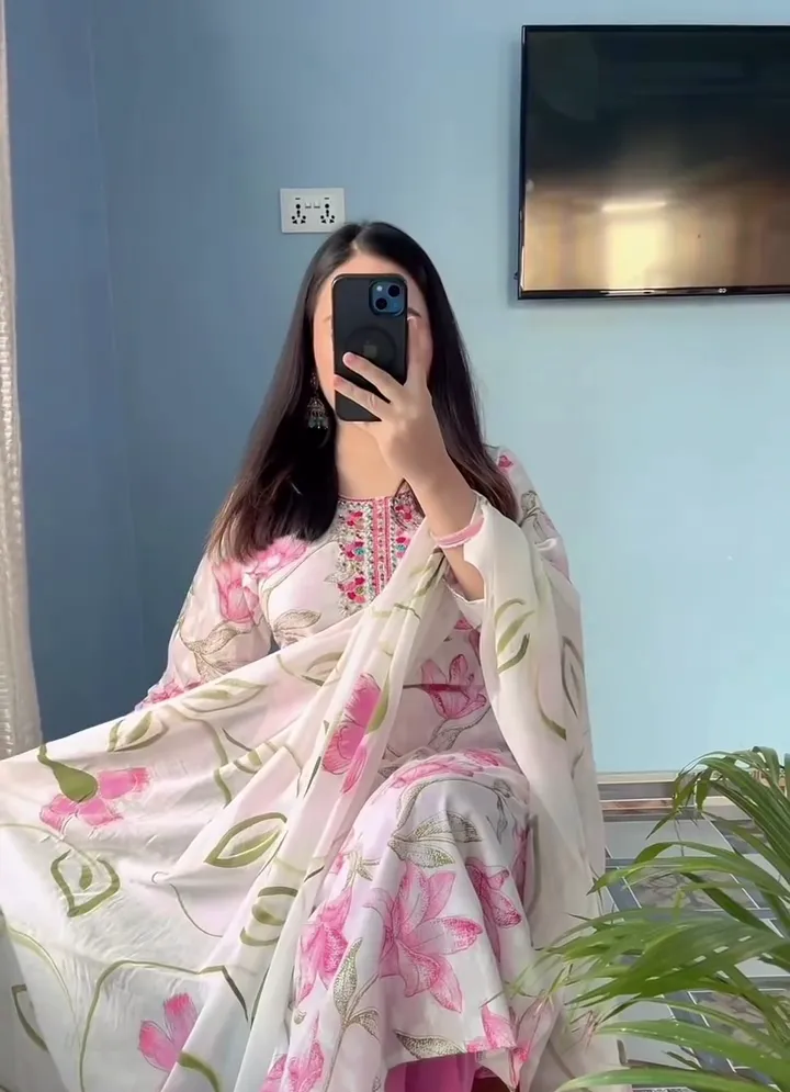 🌸✨ Blush Bloom Floral Embroidered Kurta with Elegant Dupatta Set 💖🌿